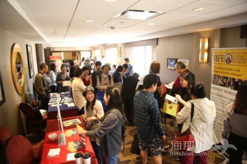 中国侨网现场摊位为华裔家长、学生提供升学、教育理财等咨询。(美国《寰球日报》/洪群超 摄)
