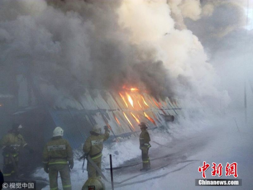 据俄罗斯卫星网当地时间1月4日报道,俄罗斯新西伯利亚一家工厂发生火灾,目前已造成10人死亡。据称,遇难者中有7名中国人。图片来源:视觉中国 ..