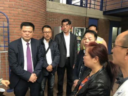 任俐敏(左1)等与参加庭审的张朝林家属(右2)交谈。(法国《欧洲时报》/孔帆 摄) ..