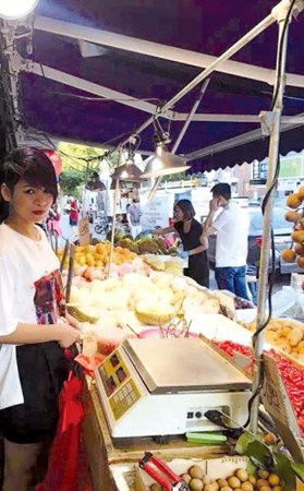 品种丰富的水果摊生意火爆。(美国侨报网) ..