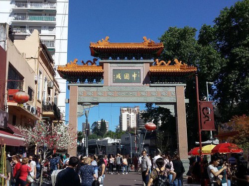 阿根廷布宜诺斯艾利斯的中国城历经洗练。 ..