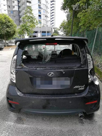 黄耀明的轿车后镜及车门镜都被敲破,大镜也被击裂。(马来西亚《星洲日报》) ..