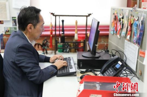 澳华历史博物馆副主席王兴乡在博物馆做了30多年的志愿者。 归清 摄 ..