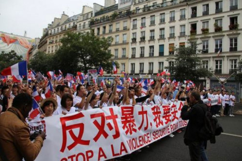资料图:2016年,法国华界举行“反暴力,要安全”大游行。图为游行现场。(法国《欧洲时报》/ 黄冠杰 摄) ..