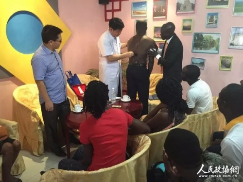 “中医关怀”走进科特迪瓦。图片来源:人民政协网 ..